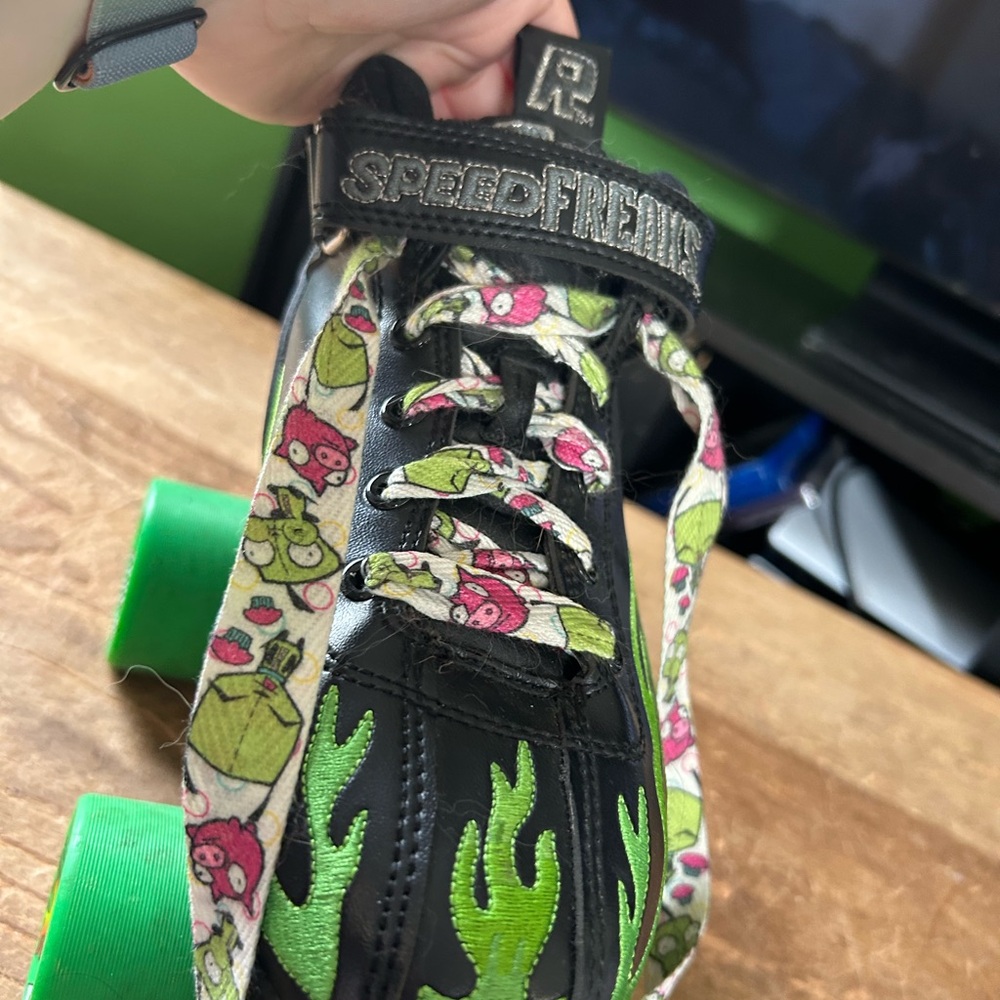 Stylish Black and Green Roller Skates - Picture 8 of 10
